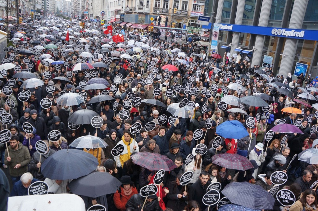 Thousands march in Istanbul to protest the murder of journalist Hrant Dink. Placards read, "We are all Armenians," "We are all Hrant." Photo: homeros/123RF
