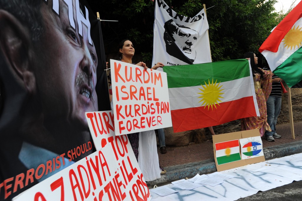 Israelis show their support for the Kurdish people in a Tel Aviv demonstration. Photo: Gili Yaari / Flash90