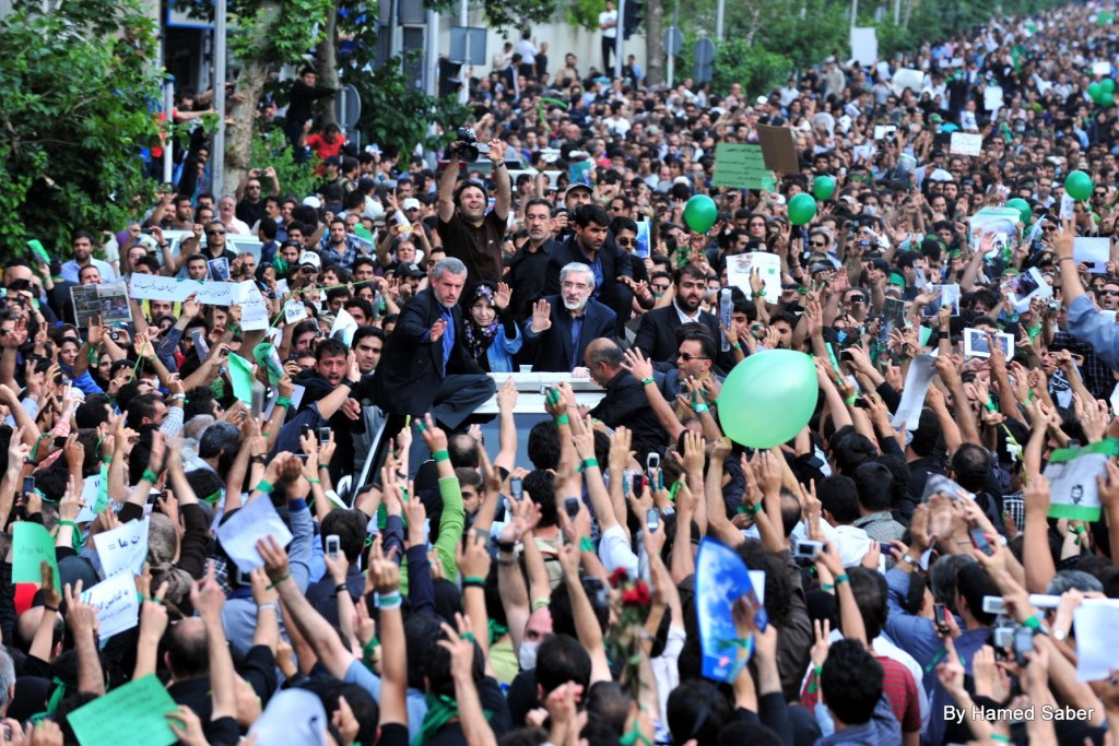Opposition leader Mir Hossein Mouasvi being greeted by supporters, June 18, 2009. Photo: Hamed Saber / Wikimedia  