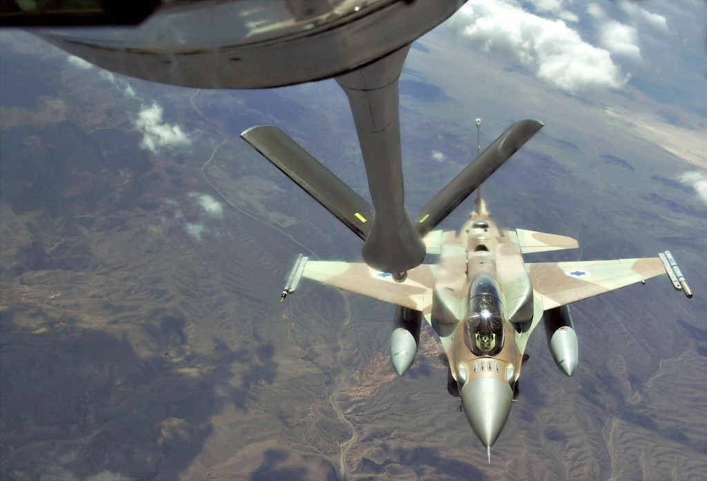 An Israeli Air Force F-15I (Ra'am) maneuvers away after receiving fuel from a KC-135 Stratotanker over Nevada's test and training ranges, Aug 25, 2004. Photo: Kevin Gruenwald / Wikimedia
