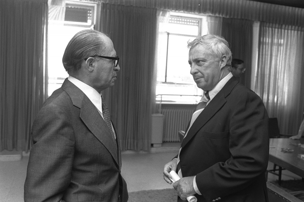 Agriculture Minister Ariel Sharon meets with Prime Minister Menachem Begin at the Prime Minister's Office in Jerusalem, August 9, 1977. Photo: Israel Government Press Office / Wikimedia