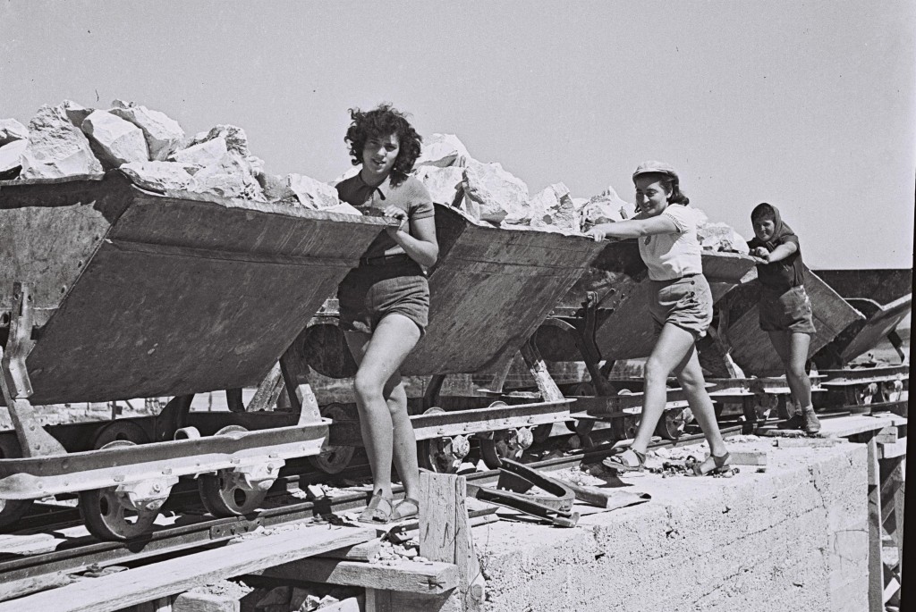 Zionist pioneers at Kibbutz Ein Harod. Photo: Government Press Office