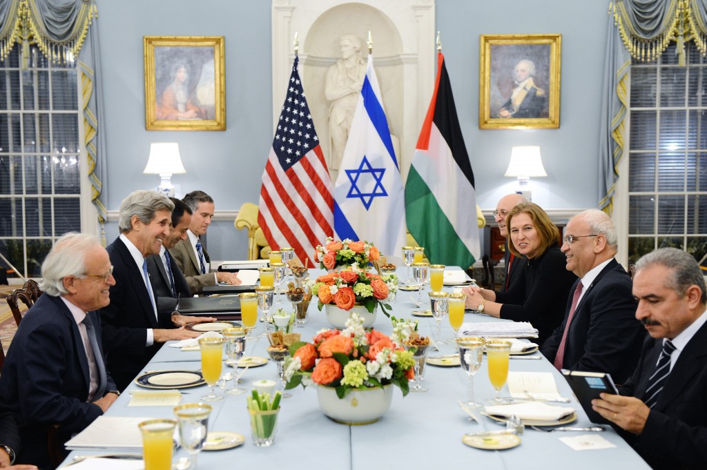 U.S. Secretary of State John Kerry hosts an Iftar dinner for Israeli Justice Minister Tzipi Livni and Palestinian chief negotiator Saeb Erekat at the U.S. Department of State in Washington, D.C., on July 29, 2013. Photo: U.S. Department of State / Wikimedia