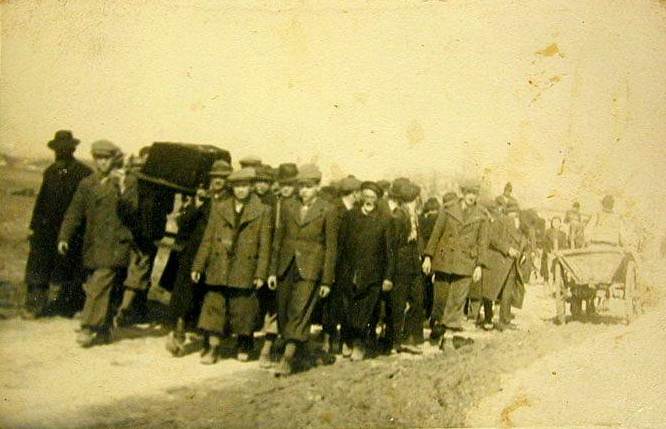 Funeral of a victim of the Hebron massacre, 1929. Photo: Chesdovi / Wikimedia