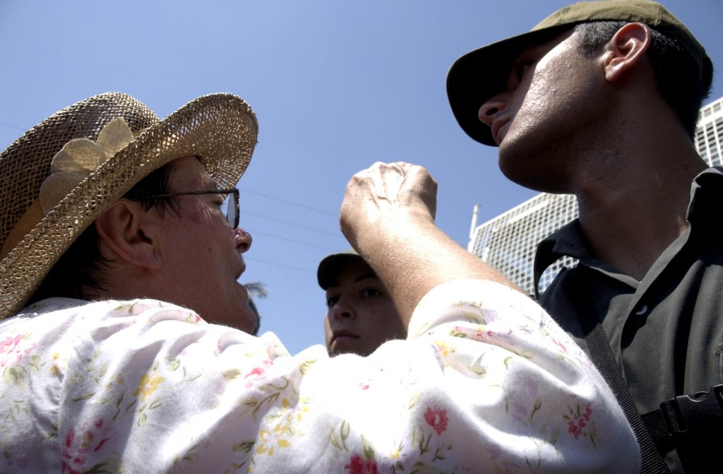A woman argues with an IDF officer during the evacuation of Neve Dekalim, a settlement in the Gaza Strip, August 16, 2005. Photo: Israel Defense Forces / flickr