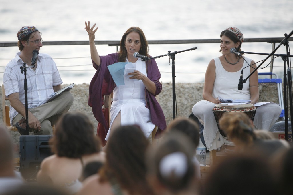 Ruth Calderon speaks during Kabbalat Shabbat services at the port in Tel Aviv, August 15, 2008. Photo: Miriam Alster / Flash90