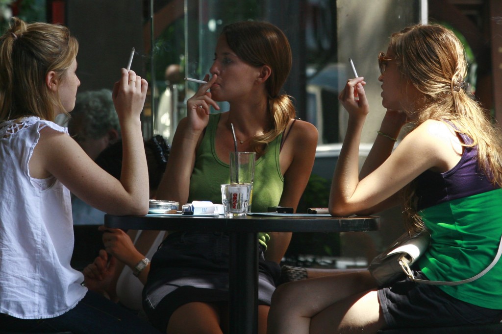 Israeli women smoke cigarettes while spending time at a cafe in central Tel Aviv. Photo: Kobi Gideon / Flash90
