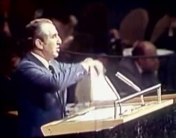 Israeli ambassador to the United Nations Chaim Herzog rips up Resolution 3379  while denouncing it from the plenum in 1975. Photo: Hebrew University of Jerusalem / YouTube