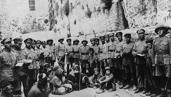 Jewish Legion soldiers at the Western Wall after defeating the Ottomans, 1917. Photo: Ub / Wikimedia