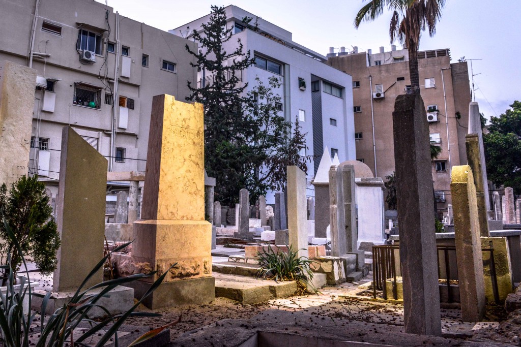Trumpeldor Cemetery lies in an undescript residential neighborhood. Photo: Aviram Valdman / The Tower