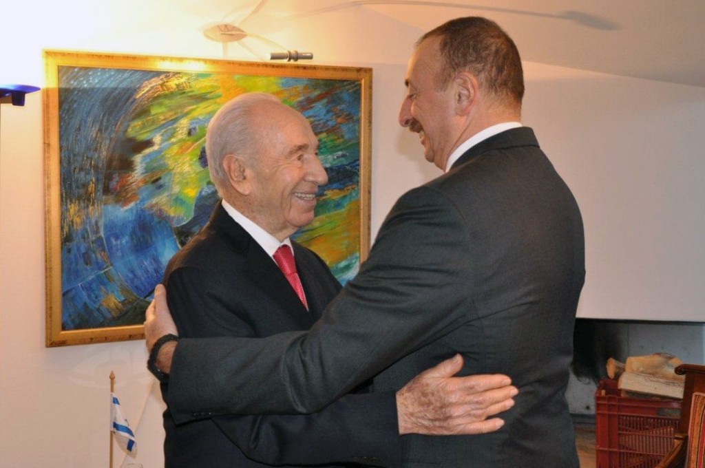 President of Azerbaijan Ilham Aliyev (R) embraces Israeli President Shimon Peres during the annual meeting of the World Economic Forum in Davos, Switzerland, January 22, 2014. Photo: President Spokesperson / Flash90