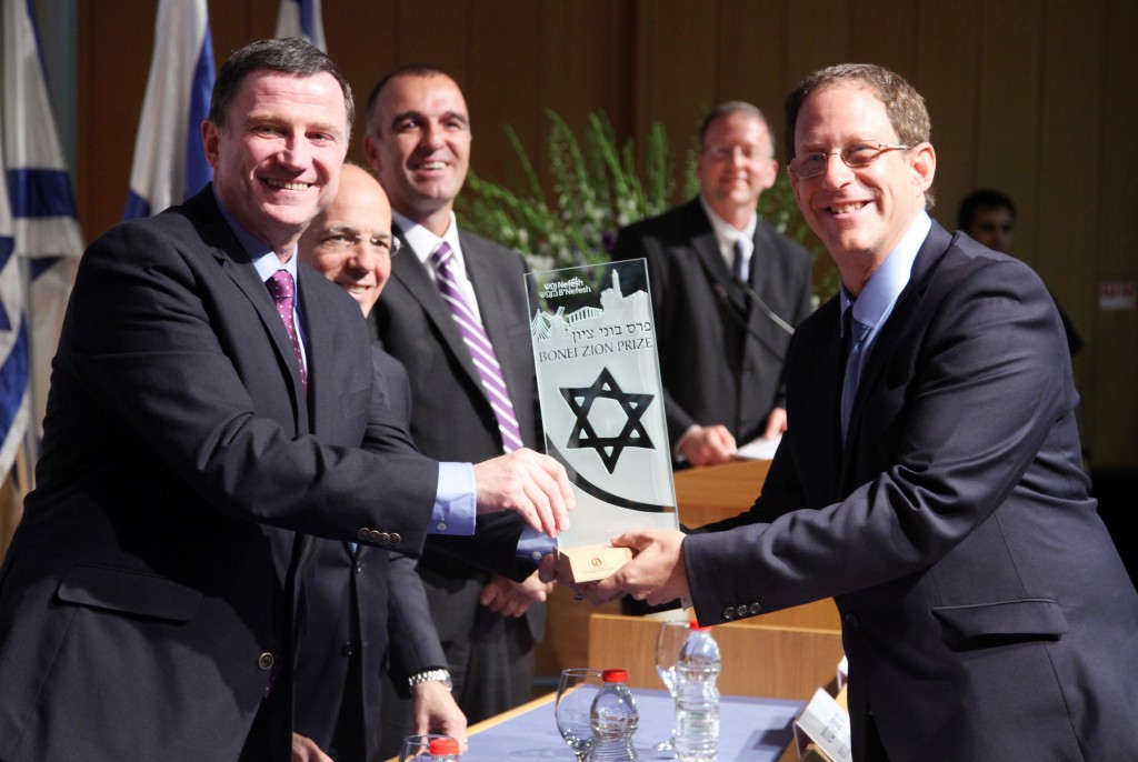 Yosef Abramowitz (right) receives the Bonei Zion Prize from Yuli Edelstein, Speaker of the Knesset.