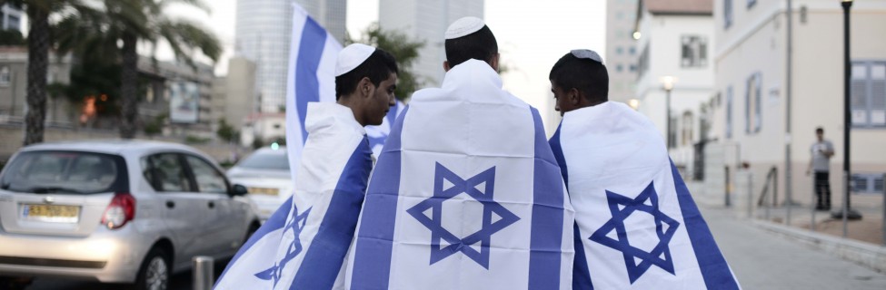 Israelis preparing to attend a rally in Tel Aviv, July 29, 2014. Photo: Tomer Neuberg / Flash90