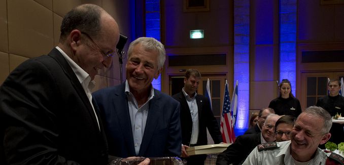 FeaturedImage_2014-07-31_WikiCommons_Secretary_of_Defense_Chuck_Hagel_laughs_with_Israeli_Minister_of_Defense,_Moshe_Ya'alon,_after_being_presented_with_a_Bible_written_in_Hebrew,_after_an_official_dinner