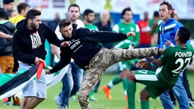 A pro-Palestinian protester attacks a Maccabi Haifa player during a scrimmage in Austria. Photo: sporty news / YouTube