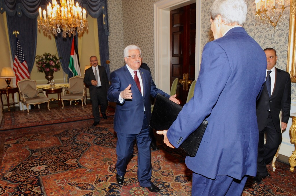 Palestinian Authority President Mahmoud Abbas welcomes U.S. Secretary of State John Kerry for a meeting focused on final status negotiations with Israel in London, United Kingdom on September 8, 2013. Photo: U.S. Department of State / Wikimedia