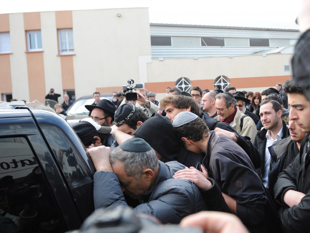 Mourners follow a hearse after a memorial ceremony at Ozar Hatorah school in Toulouse, France, March 20, 2012. Photo: EPA