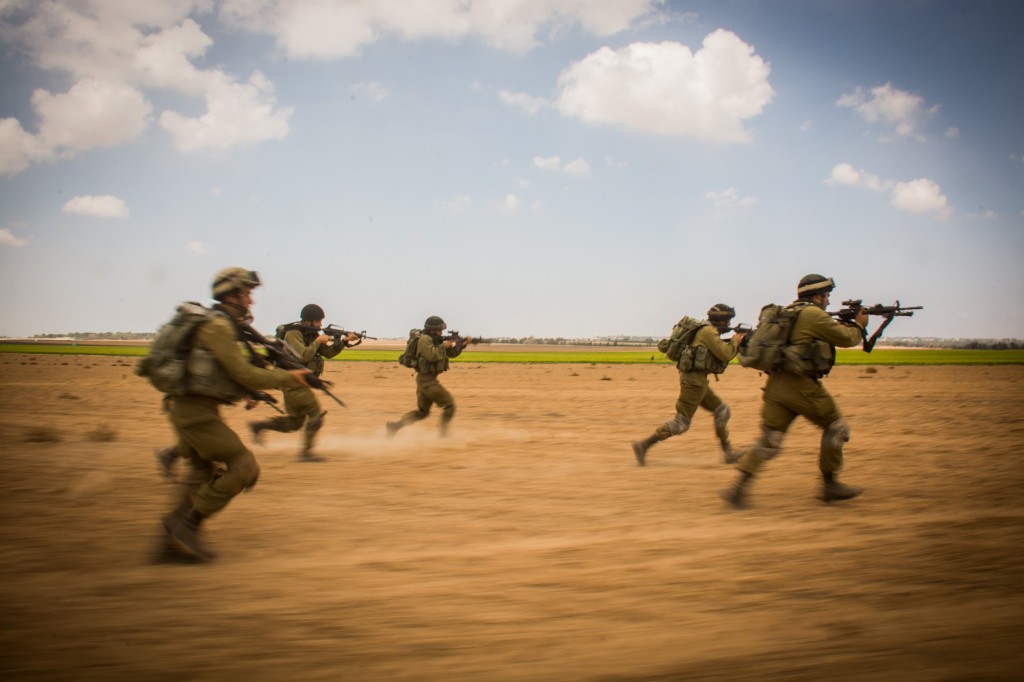 IDF Soldiers storm for the target. Photo: Israel Defense Forces / Wikimedia