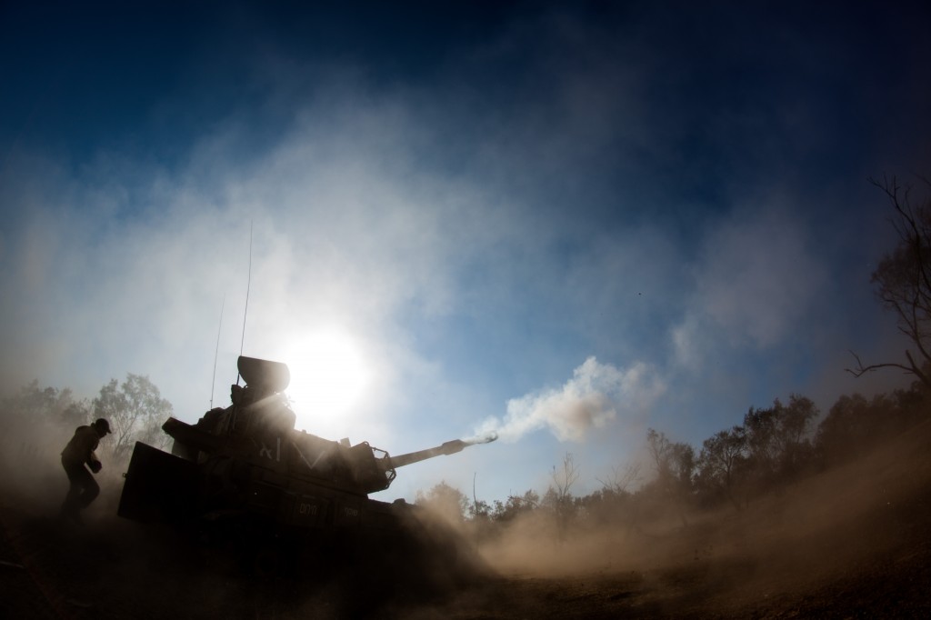 IDF artillery forces fire into the Gaza Strip on July 16 as part of Operation Protective Edge. Photo: Israel Defense Forces / Wikimedia