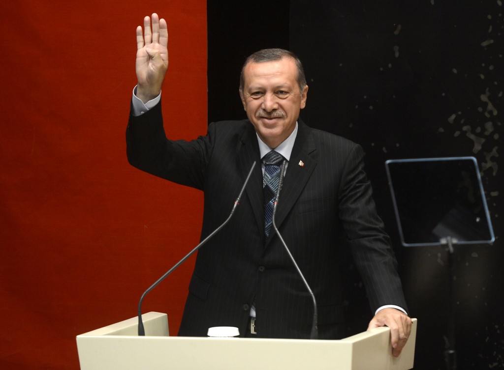 Recep Tayyip Erdoğan makes the “Rabia sign” in support of the Muslim Brotherhood and against the Egyptian government of Abdel Fattah El-Sisi. Photo: Omar Othman 95 / Wikimedia