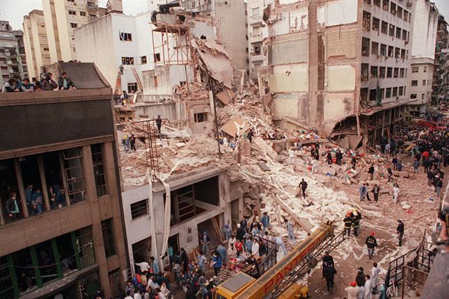 Remains of the AMIA building after the 1994 bombing. Photo: La Nación / Wikimedia