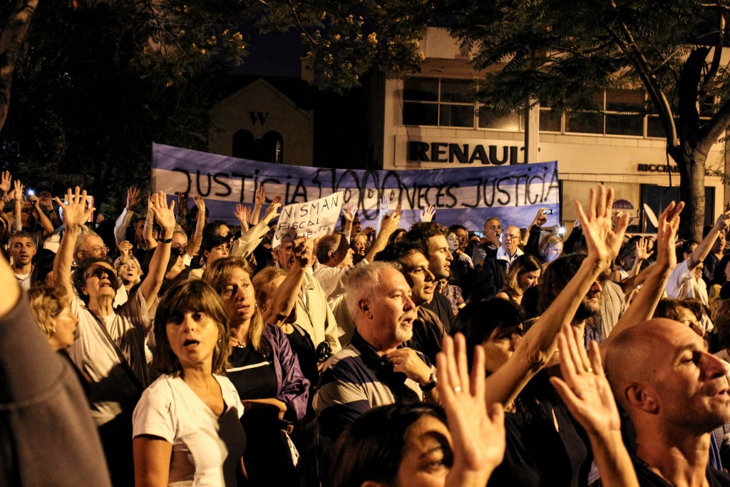 Marchers protest Cristina Fernández de Kirchner and the death of Alberto Nisman. Photo: jmalievi / flickr