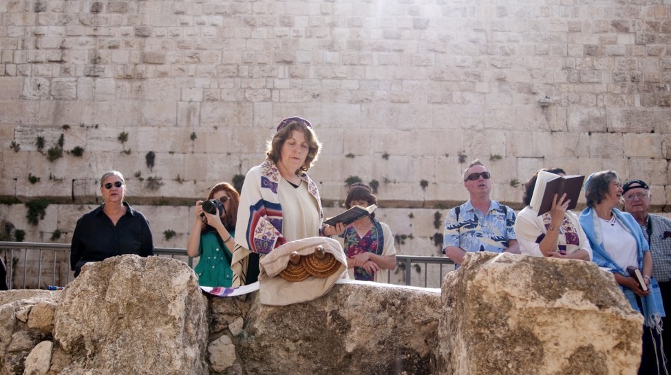 Anat Hoffman of Women of the Wall prays at Robinson’s Arch outside the Western Wall. Photo: Hadas Parush / Flash90