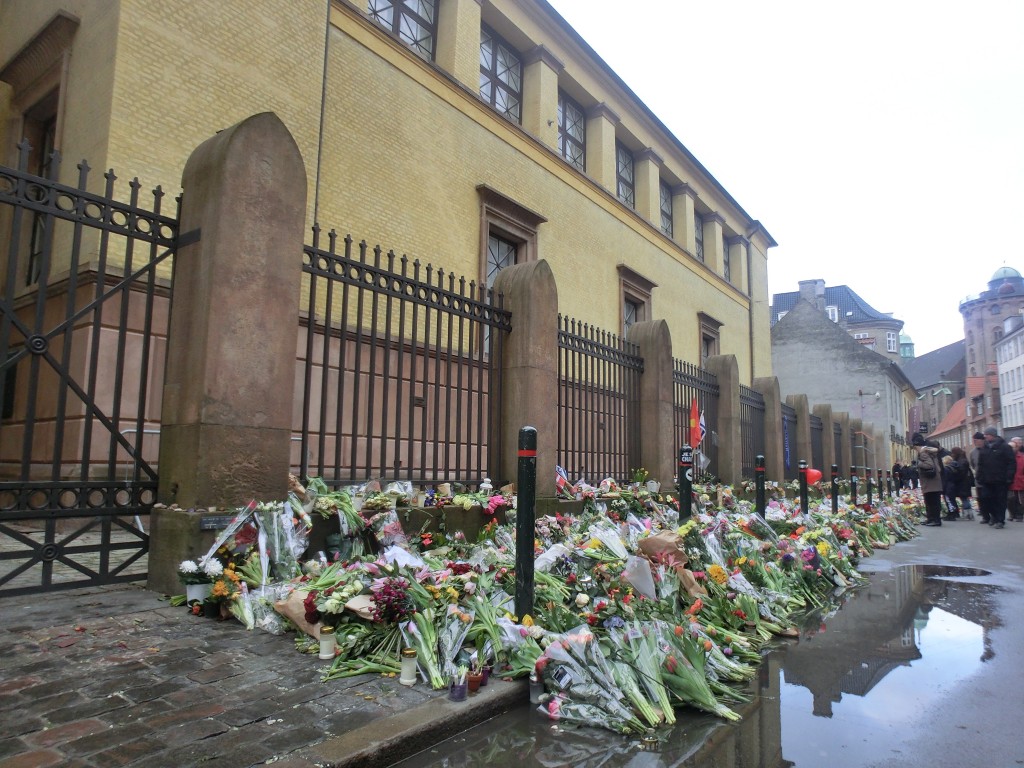 Flowers were placed in front of Copenhagen’s Great Synagogue after a shooting that left a Jewish security guard dead. Photo: Kim Bach / Wikimedia