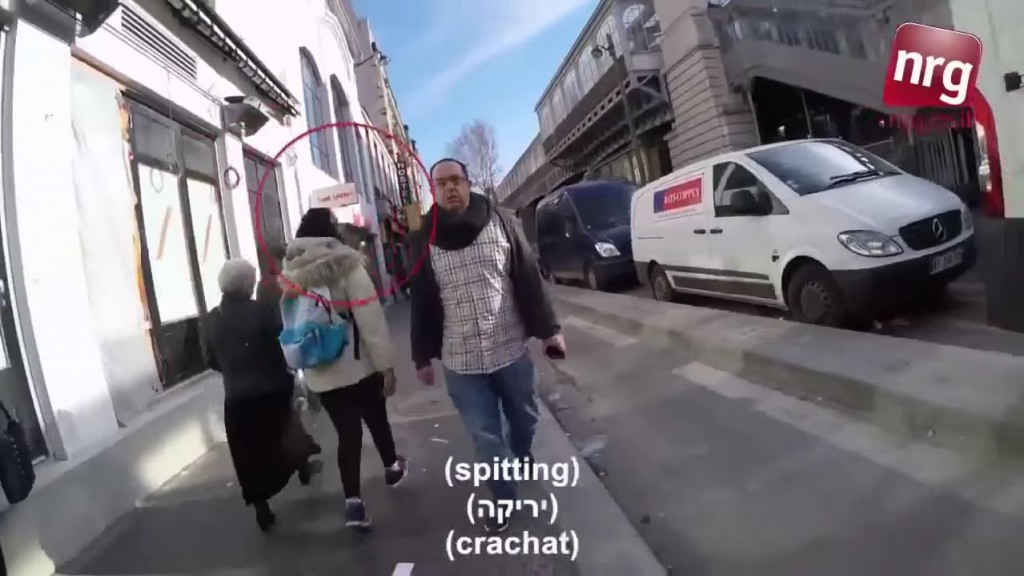 A screenshot from the video in which Israeli journalist Zvika Klein walked around Paris wearing a kippah and tzitzit. Photo: BREAK NEWS / NRG / YouTube