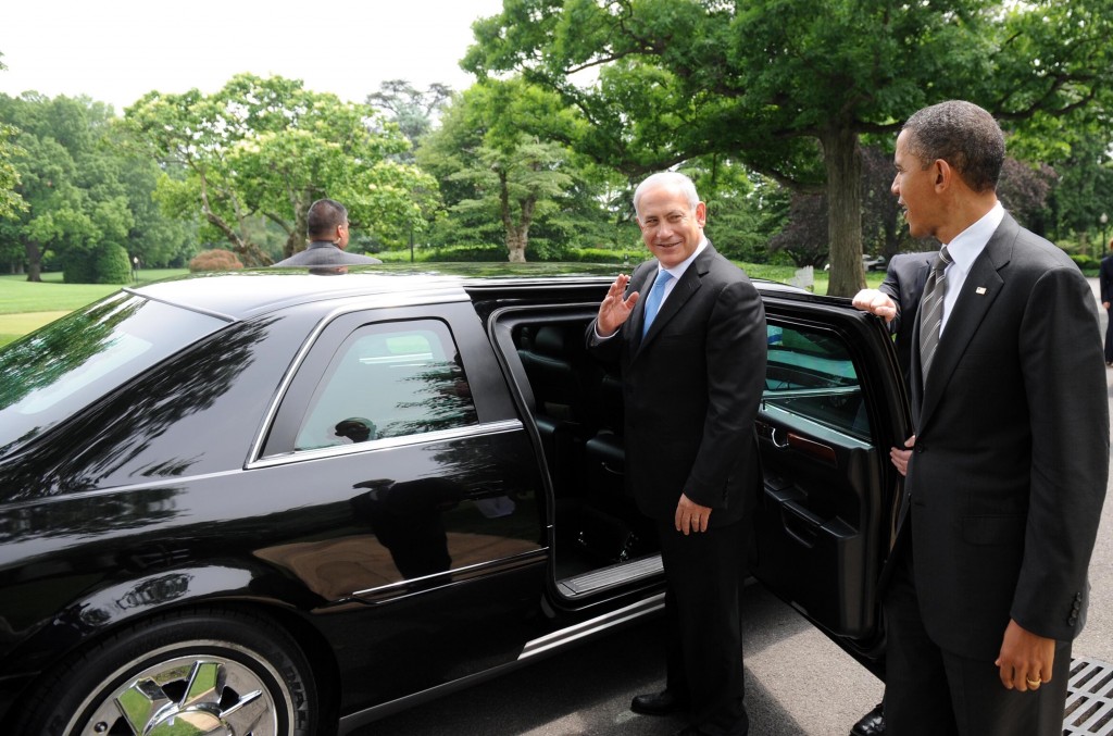 U.S. President Barack Obama talks with Israeli Prime Minister Benjamin Netanyahu while walking from the Oval Office to the South Lawn Drive of the White House, after their meeting on May 20, 2011. Photo: Avi Ohayon / Government Press Office / Flash90
