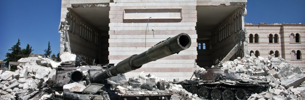 Two destroyed Syrian Army tanks sit in front of a mosque in Azaz, Syria, August 21, 2012. Photo: Christiaan Triebert / Wikimedia