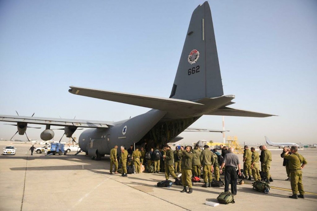 The IDF aid delegation prepares to board a plane  to Nepal. Photo: IDF / Flash90