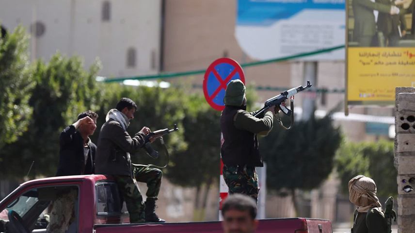 Houthi rebels surround the presidential palace in Sana’a, Yemen. Photo: Tomo News US / YouTube