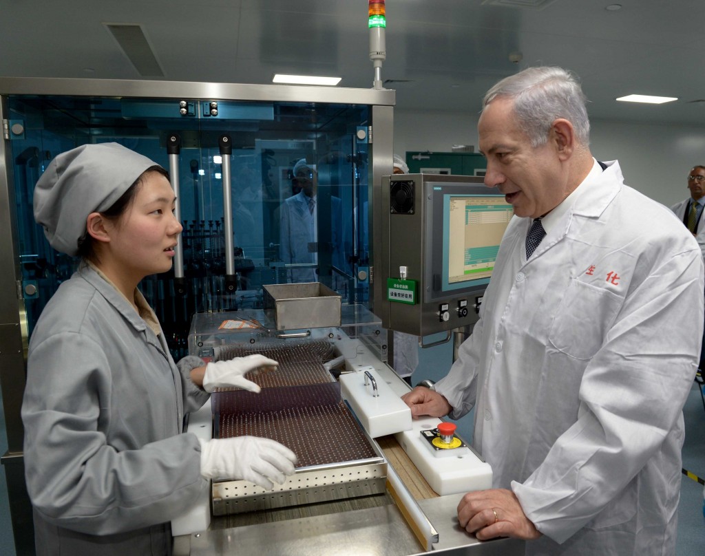 Israeli Prime Minister Benjamin Netanyahu visits a pharmaceutical factory in Shanghai, May 7, 2013. Photo: Avi Ohayon / GPO / Flash90