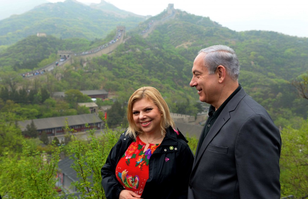 Israeli Prime Minister Benjamin Netanyahu and his wife Sara walk along the Great Wall of China in Beijing, May 9, 2013. Photo: Avi Ohayon / GPO / Flash90