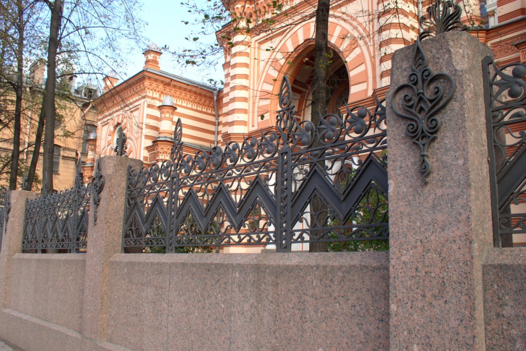 The fence around Saint Petersburg’s Grand Choral Synagogue. Photo: Sergey Kudryavtsev / Wikimedia