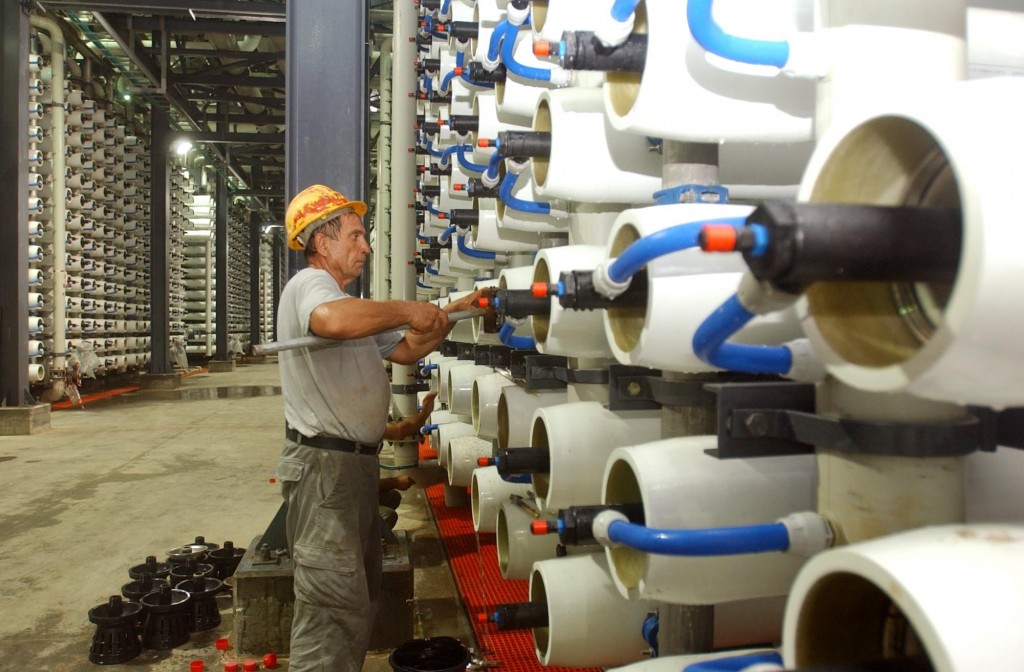 A worker maintains the equipment at the water desalination plant in Ashkelon. Photo: Edi Israel / Flash90