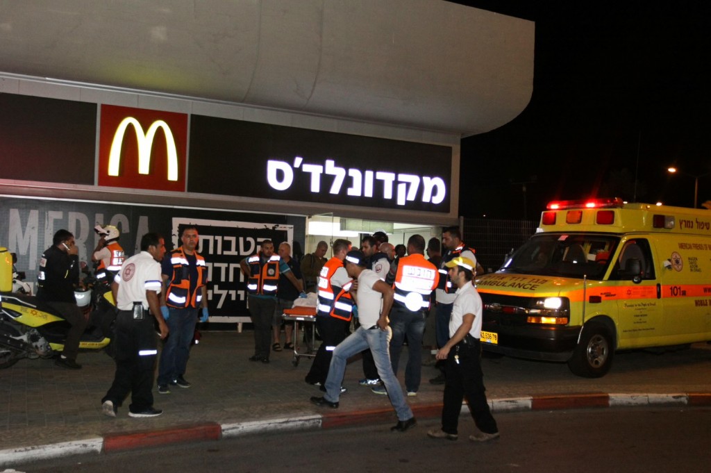 Police and rescue workers at the scene of shooting and stabbing attack at the Central Bus Station in the southern city of Beersheva, October 18, 2015, Photo: Meir Even Haim / Flash90