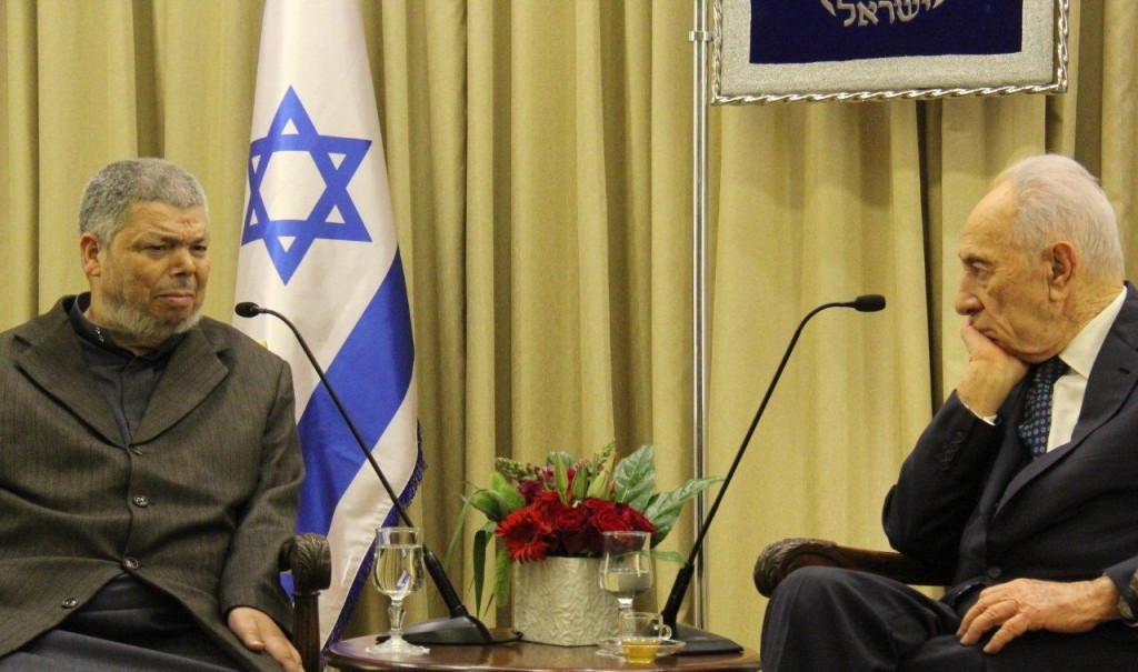 Sheikh Abdullah Nimer Darwish, the spiritual leader of the more moderate branch of the Islamic Movement, in a meeting with Israeli President Shimon Peres, April 2014. Photo: al-Makan