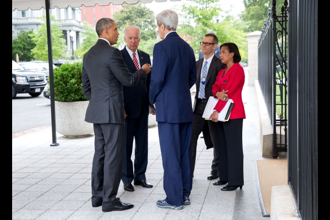 President Barack Obama talks with Vice President Joe Biden, Secretary of State John Kerry, Colin Kahl, National Security Advisor to the Vice President, and National Security Advisor Susan Rice outside the West Wing of the White House, July 15, 2015. Photo: Pete Souza / White House / Wikimedia