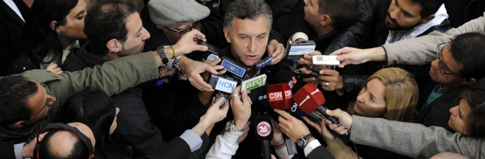Mauricio Macri is swarmed by reporters, July 2015. Photo: Gobierno de la Ciudad de Buenos Aires / flickr