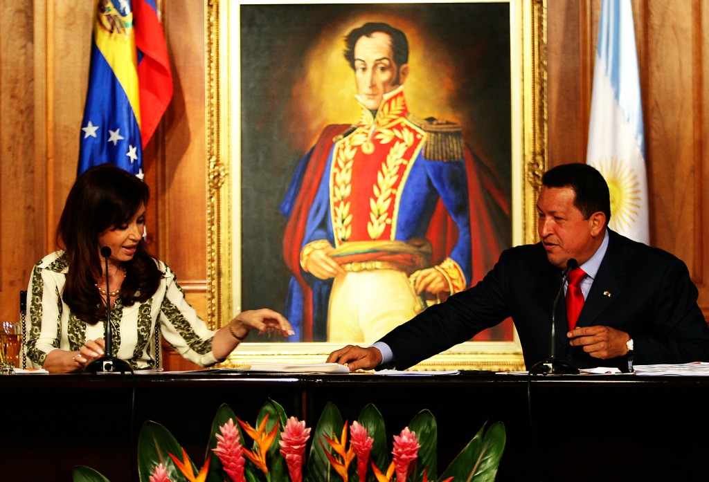 Argentine President Cristina Fernandez de Kirchner and Venezuelan President Hugo Chavez sign bilateral agreements at the Palacio de Miraflores in Caracas. Photo: Bernardo Londoy / flickr