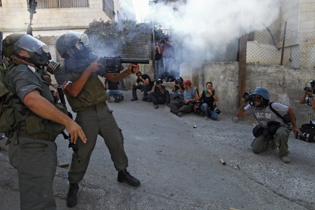 Photographers capture Israeli soldiers clashing with young stone-throwing Palestinians at the Qalandiya checkpoint near the West Bank city of Ramallah, October 9, 2009. Photo: Nati Shohat / Flash90