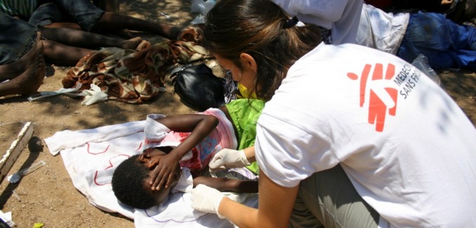The recent outbreak of cholera in Zimbabwe is the worst the country has seen in many years. MSF is responding in a number of areas across the country to save people who have been stricken with the water-borne illness. The southern town of Beitbridge, on the border with South Africa, has been particularly hard hit. In one week since 14 November, more than 1,500 cases were reported in this town of approximately 50,000 people. The very poor water and sanitation conditions in the town makes it easier for the bacteria to spread.