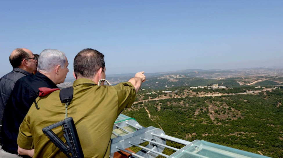 Israeli Prime Minister Benjamin Netanyahu (C) and Defense Minister Moshe Ya'alon (L) look out into Syria during a visit to the northern border, August 18, 2015. Photo: Amos Ben Gershom / GPO / Flash90