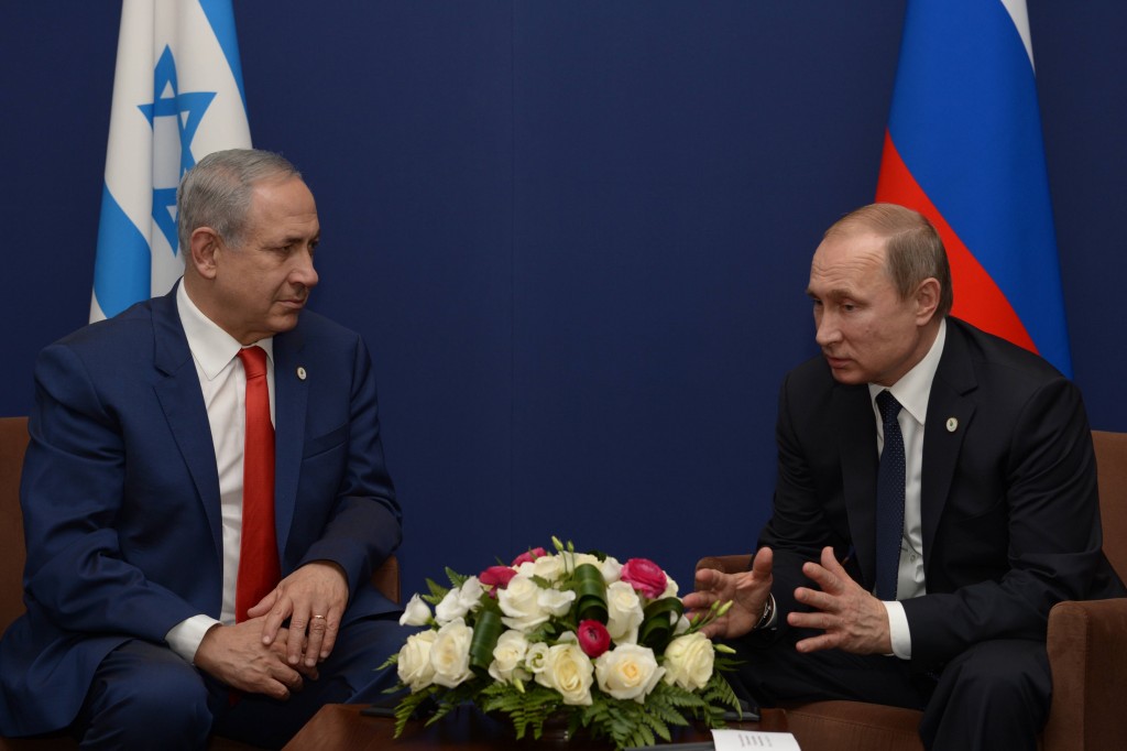 Israeli Prime Minister Benjamin Netanyahu meets with Russian President Vladimir Putin during the United Nations Climate Change Conference in Paris, November 30, 2015. Photo: Amos Ben Gershom / GPO / Flash90