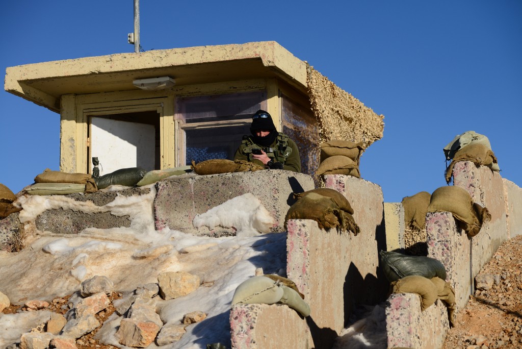 An Israeli soldier stands guard near the border with Syria, February 3, 2016. Photo: Mendy Hechtman / Flash90