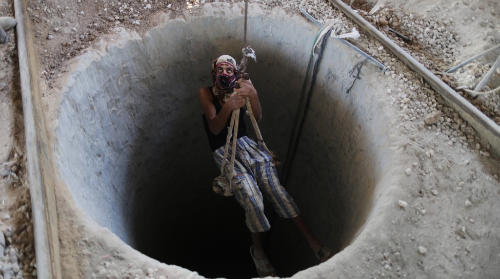 A Palestinian man is lowered into a smuggling tunnel in Rafah near the border with Egypt, September 10, 2013. Photo: Wissam Nassar / Flash90