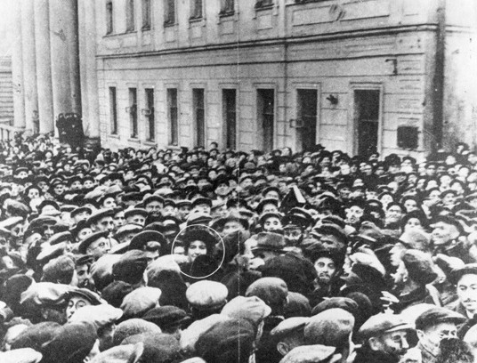 Israeli Ambassador to the Soviet Union Golda Meir is surrounded by 50,000 Jews near Moscow Choral Synagogue on the first day of Rosh Hashanah, 1948. Photo: Wikimedia