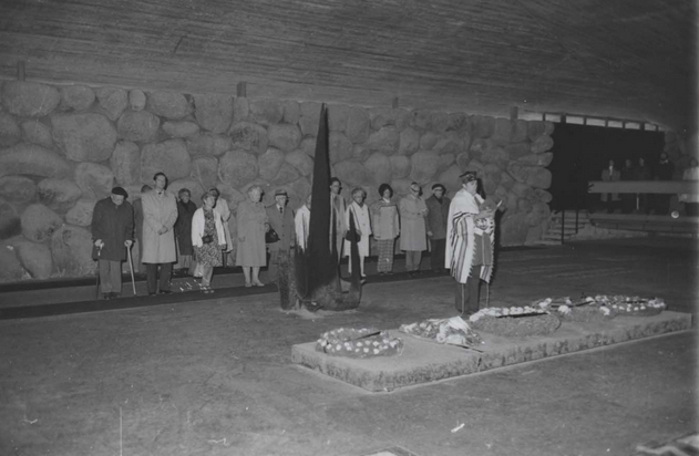 A ceremony at Yad Vashem in 1980 honoring Robert and Helena Boissevain. Photo: Yad Vashem